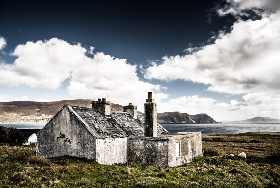 hut-209466_1280