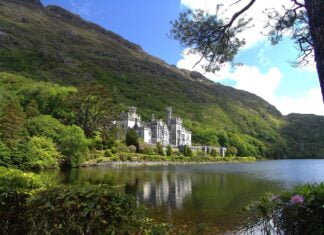 Zamek Edynburski – Ikona Szkocji, z Majestatycznymi Widokami na Miasto