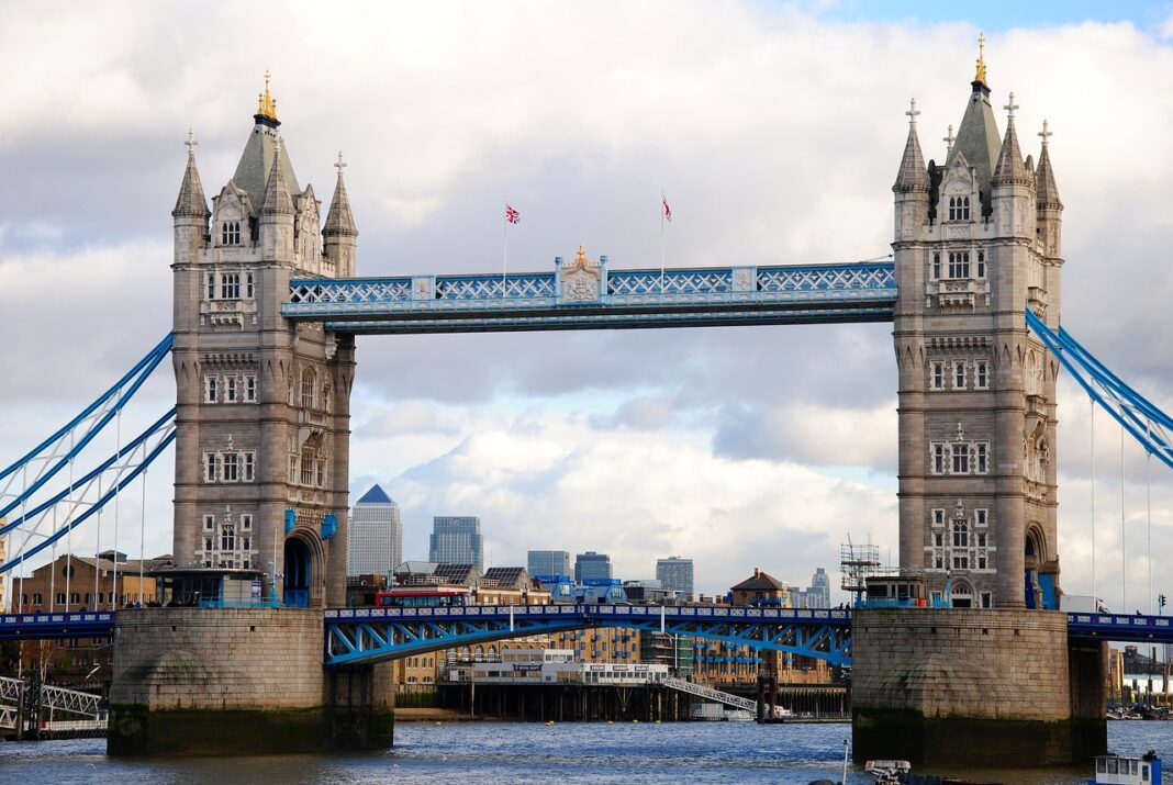tower-bridge-1938684_1280